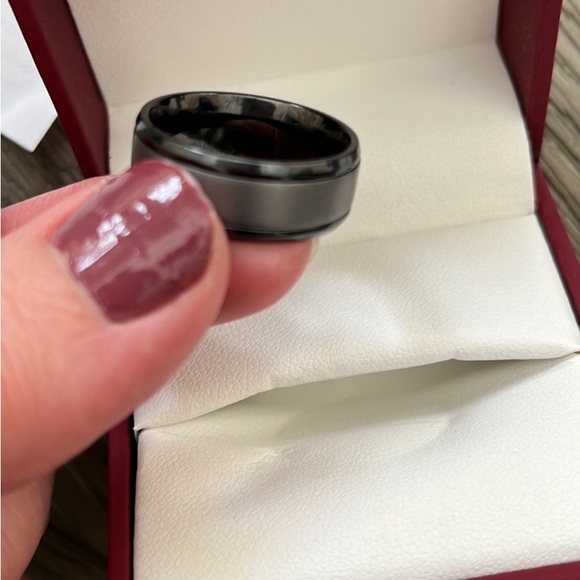 NEW Mens Titanium size 8.5 wedding ring - Picture 4 of 4